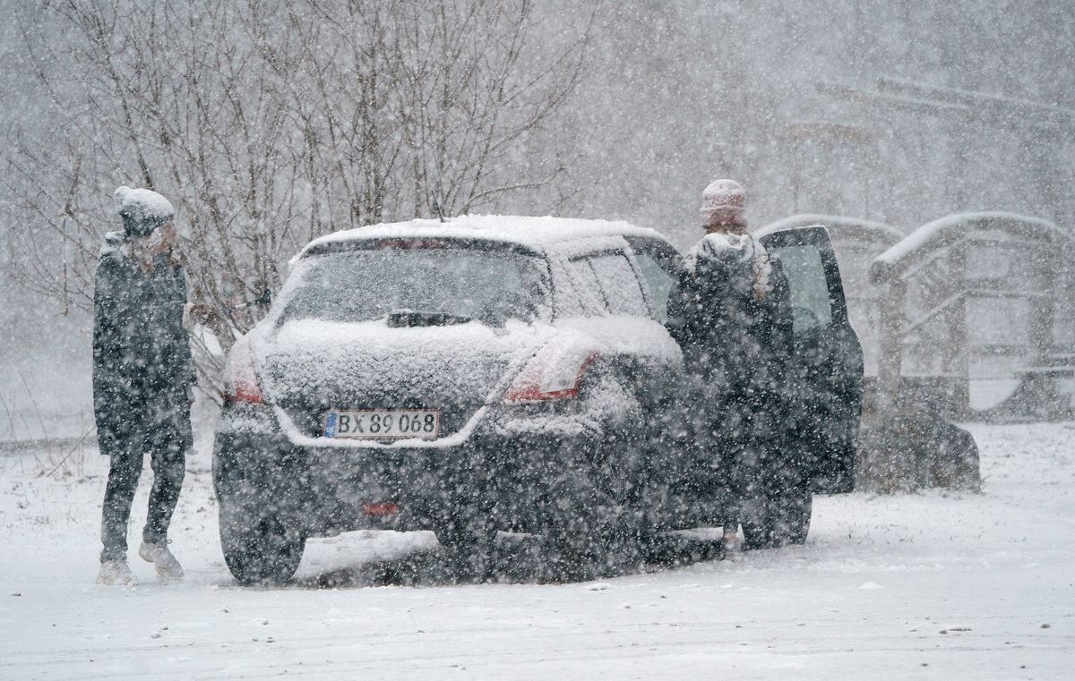 Der er udsigt til en dag med blæsende vejr, og så ligger der sne flere steder, som kan give udfordringer for trafikanter