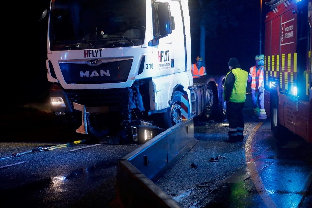 Lastbilen spærrer for al trafik.