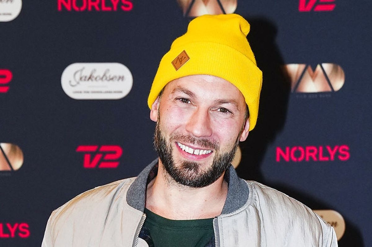 Skuespilleren Simon Stenspil havde fredag aften forladt barselsboblen for en kort stund for at heppe på sin tidligere dansepartner, Asta Björk, som var i finalen i årets udgave af "Vild med dans" med sangeren Jimilian.