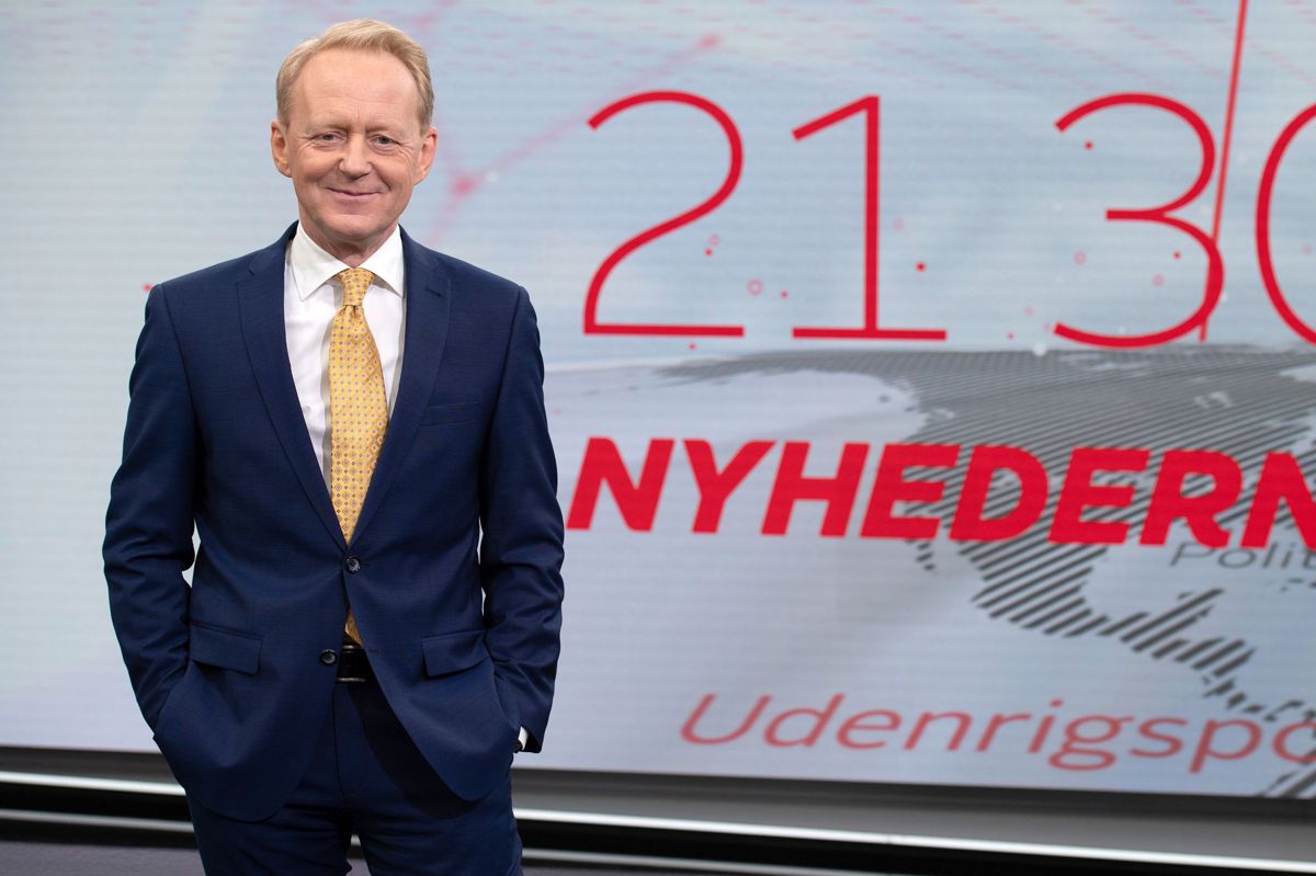 Poul Erik Skammelsen har både været med til at starte TV 2 Nyhedernes faste aftenudsendelse, da den første gang gik i luften i 1988, og han har været med fra begyndelsen, da TV 2 News begyndte at dække nyheder 24 timer i døgnet i 2006. Undervejs har han arbejdet som TV 2's korrespondent i Washington, Prag og Moskva.
