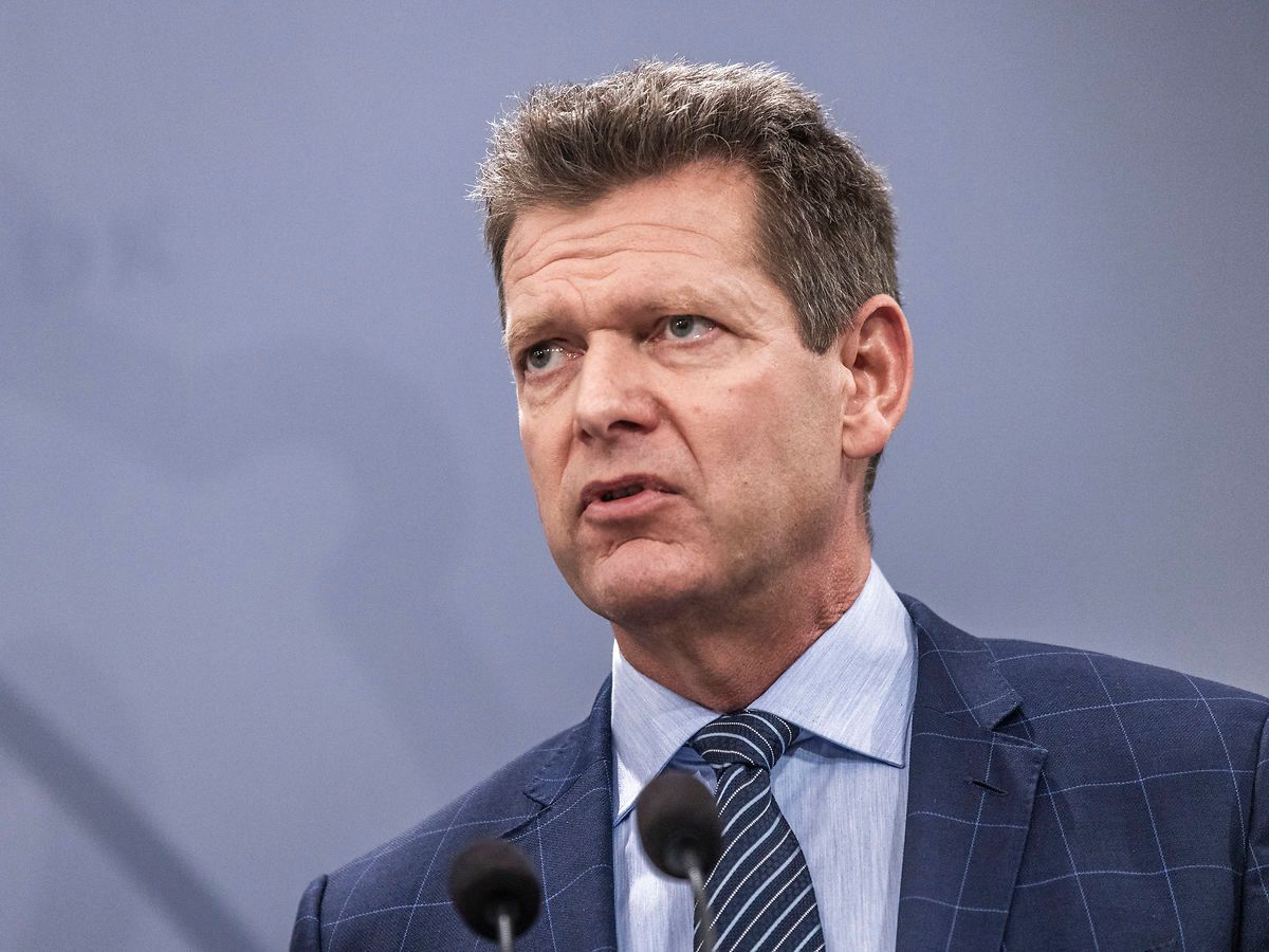 Nære kontakter regnes fremover kun som dem, der er udsat for smitte i hjemmet, oplyser Sundhedsstyrelsen med direktør Søren Brostrøm i spidsen
