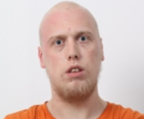 Betjente jager ham over alt