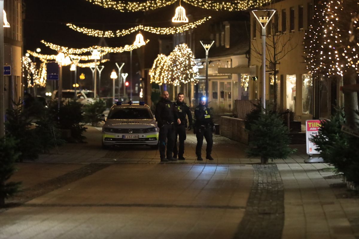 Politifolk bevogter stedet.