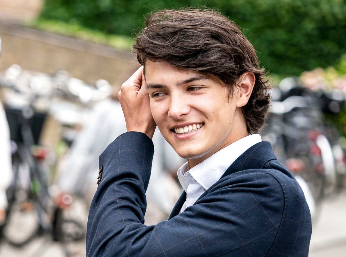 Prins Nikolai bor i øjeblikket i Paris, hvor han læser på universitetet. Han har dog også plads til samtidig at dyrke sin modelkarriere.