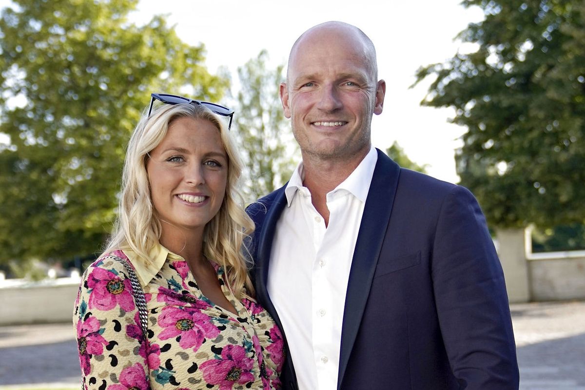 47-årige Lasse Sjørslev og 32-årige Josefine Høgh lærte hinanden at kende i efteråret 2018. Selv om de ikke tænker over aldersforskellen på 15 år i det daglige, krævede det alligevel nogle store snakke, fortalte Josefine Høgh i et interview med magasinet Fit Living i 2020. - Det var jo helt anderledes end det, jeg troede, jeg skulle med mit liv. Men jeg mærkede efter og kastede mig ud i kærligheden med Lasse, og det er jeg så taknemmelig og glad for, sagde hun i interviewet. (Arkivfoto).