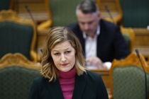 Smider bombe under Mette F.