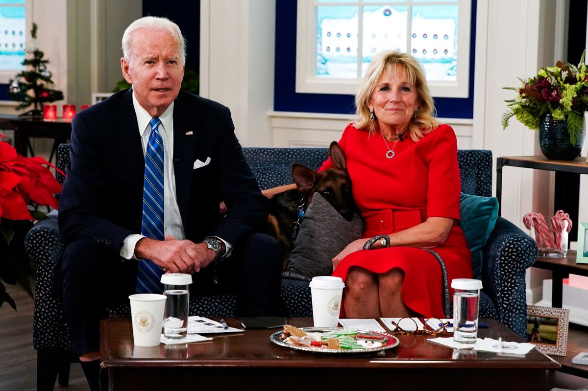Joe Biden og hans hustru, Jill Biden, tog fredag imod opkald fra militærfolk i Det Hvide Hus.