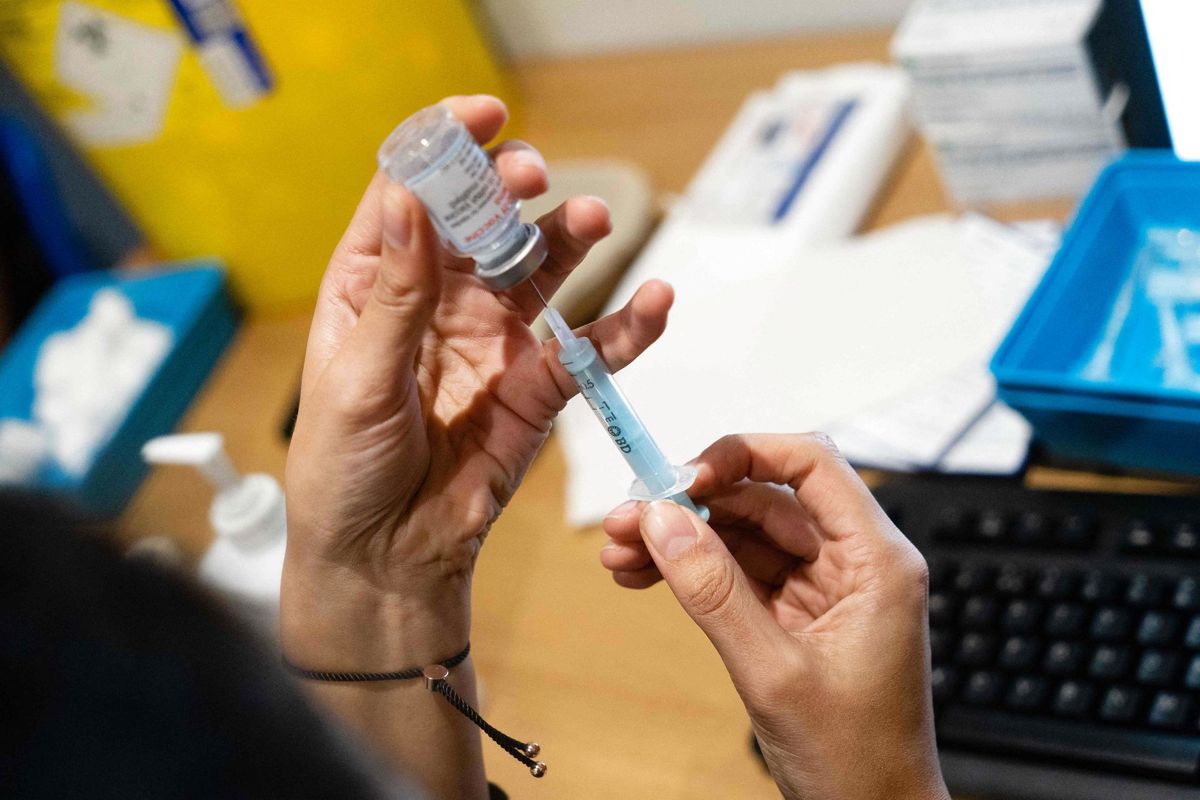 Frédéric Sinistra nægtede at lade sig vaccinere mod covid-19. Nu er der sået tvivl om, hvorvidt det kostede ham livet.