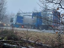 Lastbil væltet: Totalt spærret