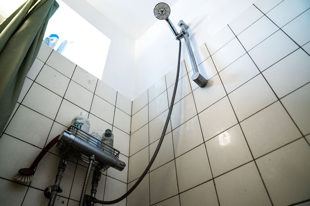 Selv hvis man ikke har skimmelsvamp på badeværelset, kan man med fordel vaske badeværelset ned én gang om måneden med desinficerede middel, da det forebygger skimmelsvampen, fortæller Louise Grønhøj fra Basic Clean. (Arkivfoto)