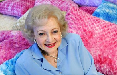 Actress Betty White poses for a photograph in Los Angeles, California May 26, 2010. REUTERS/Gus Ruelas (UNITED STATES - Tags: ENTERTAINMENT)