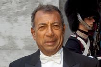 Stenrig hotelkonge rejser på turistklasse