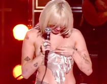 Sangerinde mister toppen midt i nytårsshow