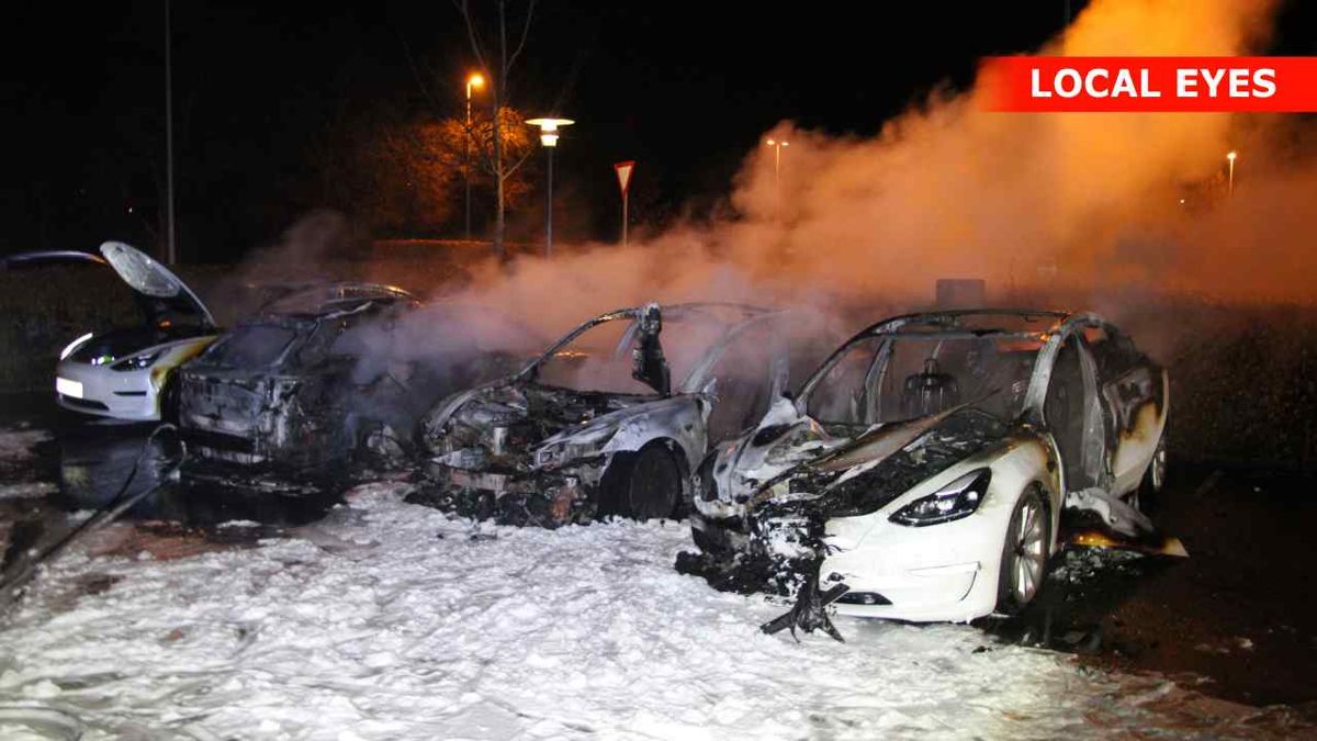 De tre Tesla'er stod sammen med en Seat - det var føreren af et S-tog, der slog alarm.