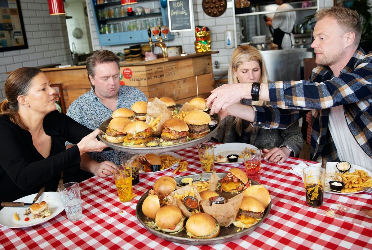 I tre uger skal Christian Degn, Mette Blomsterberg, Rikke Hørlykke og Johnny 'Kandis' Hansen udelukkende leve af junkfood.