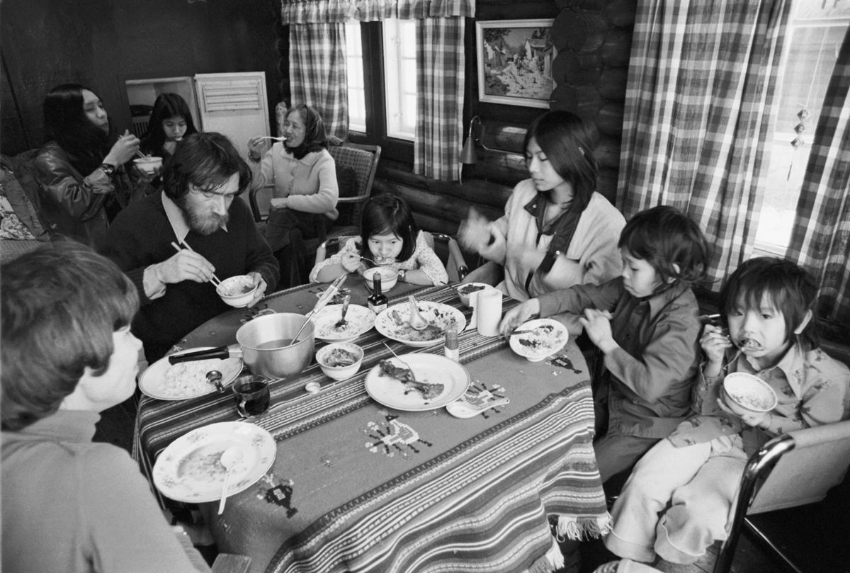 Journalisten Henning Becker ankom til Danmark med 204 sydvietnamesiske børn samme dag det amerikansk støttede styre i Saigon brød sammen.
