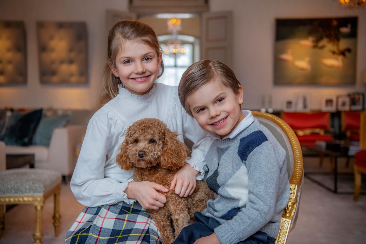 Mens kornprinsparret er i isolation på grund af corona-smittet bliver prinsesse Estelle og prins Oscar passet af farmor og farfar i Ockelbo omtrent 220 kilometer nord for Stockholm .