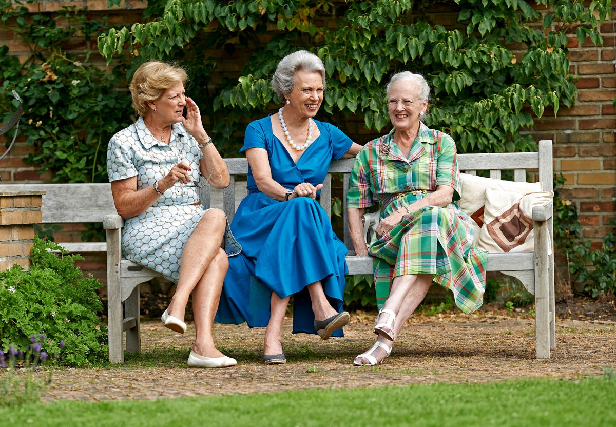 Eksdronning Anne-Marie, prinsesse Benedikte og dronning Margrethe her fotograferet sammen i forbindelse med den kongelige families ophold på Gråsten Slot i 2019.