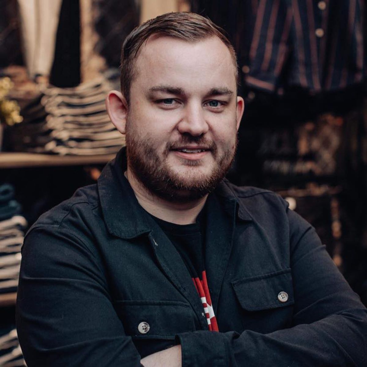28-årige Jeppe Jensen er godt og grundigt træt af, at en tyv bliver ved med at stjæle tøj fra butikken.