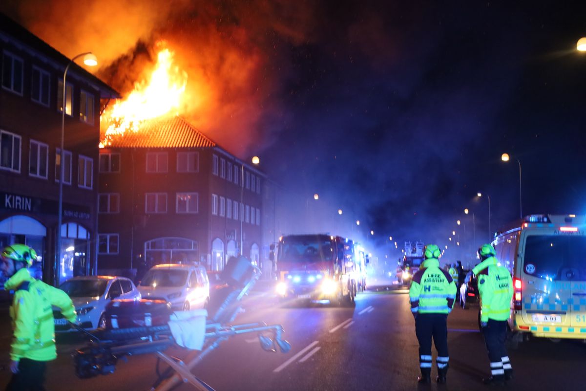 Store flammer står op fra bygningen