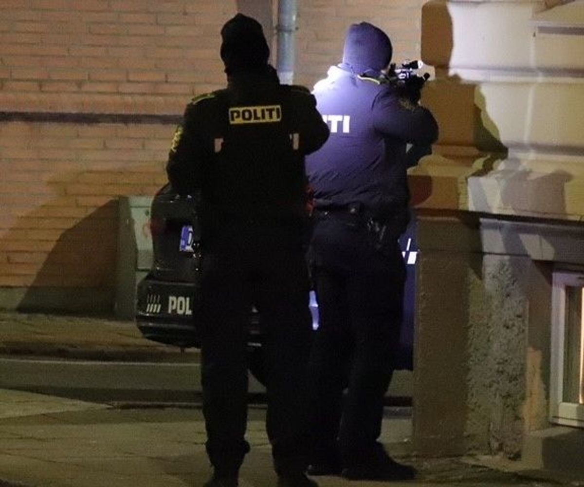 En mand er blevet bragt til sygehuset efter at være blevet skudt af politiet.