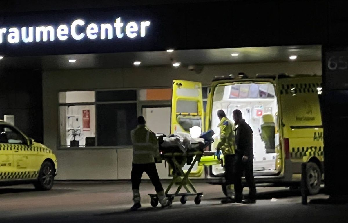 To unge mænd blev hastet til Odense Universitetshospital med politieskorte.