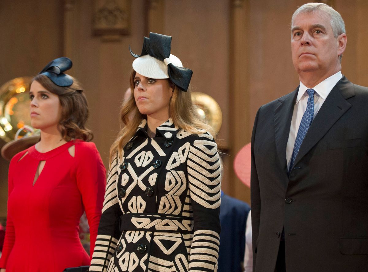 Andrew ses her sammen med sine døtre, prinsesse Eugenie (tv) og prinsesse Beatrice.