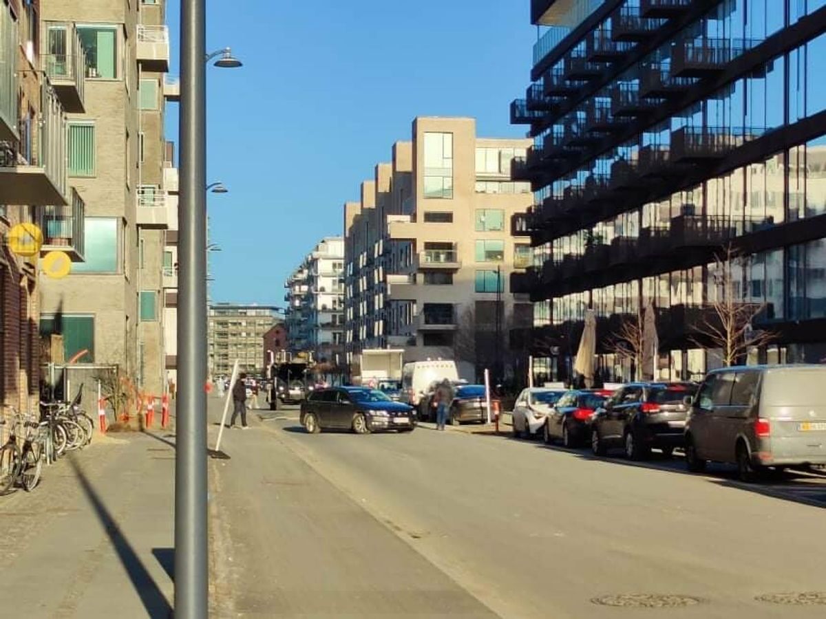 Politiet har i løbet af fredag været til stede ved adressen på Islands Brygge