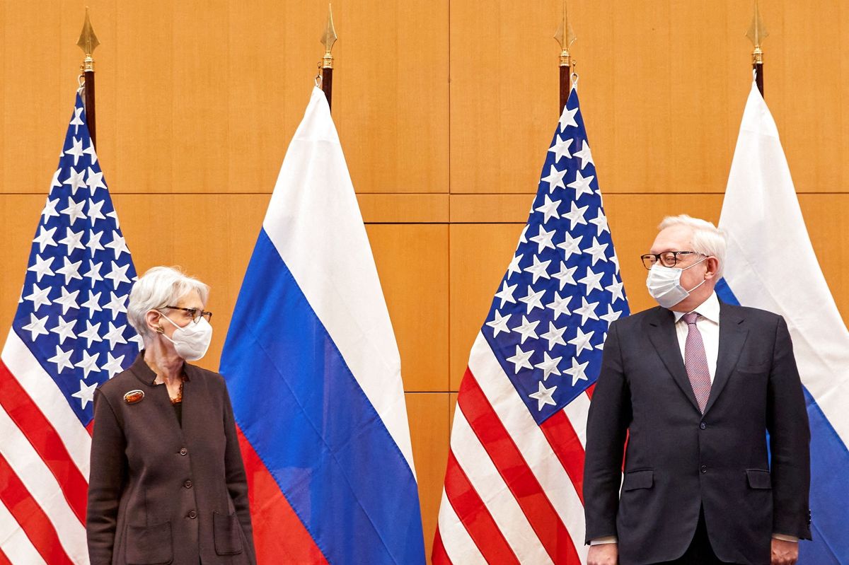 USA's viceudenrigsminister, Wendy Sherman (til venstre), mødtes mandag i denne uge med den russiske viceudenrigsminister, Sergej Rjabkov (til højre), for at diskutere situationen ved Ukraines grænse.
