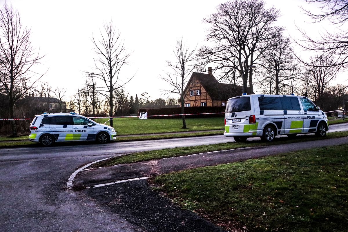 Politiet efterforsker sagen, og kalder den mistænkelig