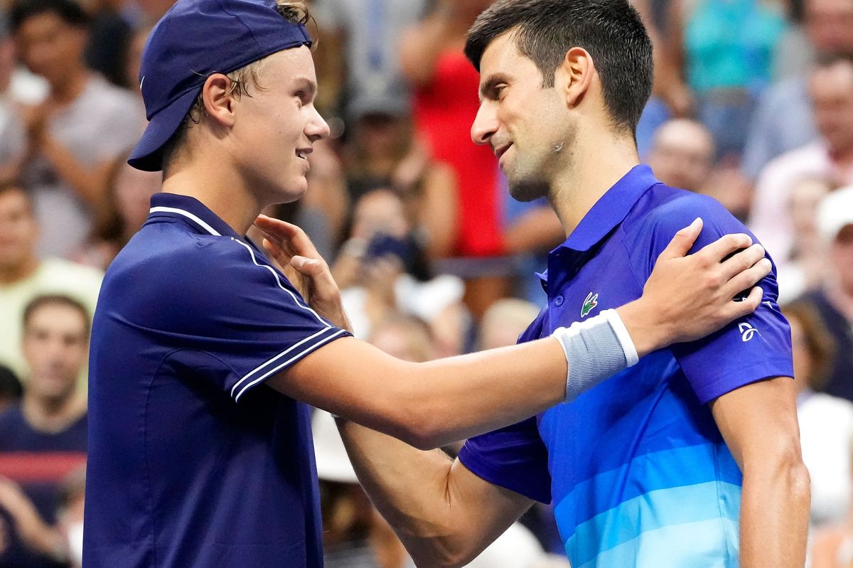 Holger Rune og Novak Djokovic mødtes sidste år i første runde af US Open, hvor det blev til en sejr til serberen. Her ses de to efter kampen.