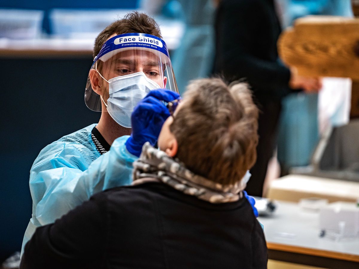 Symptomerne på omikron er ikke helt de samme som de hidtil kendte symptomer på covid-19