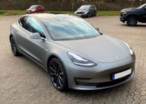 Lars dybt frustreret: Hvor bliver min Tesla af?