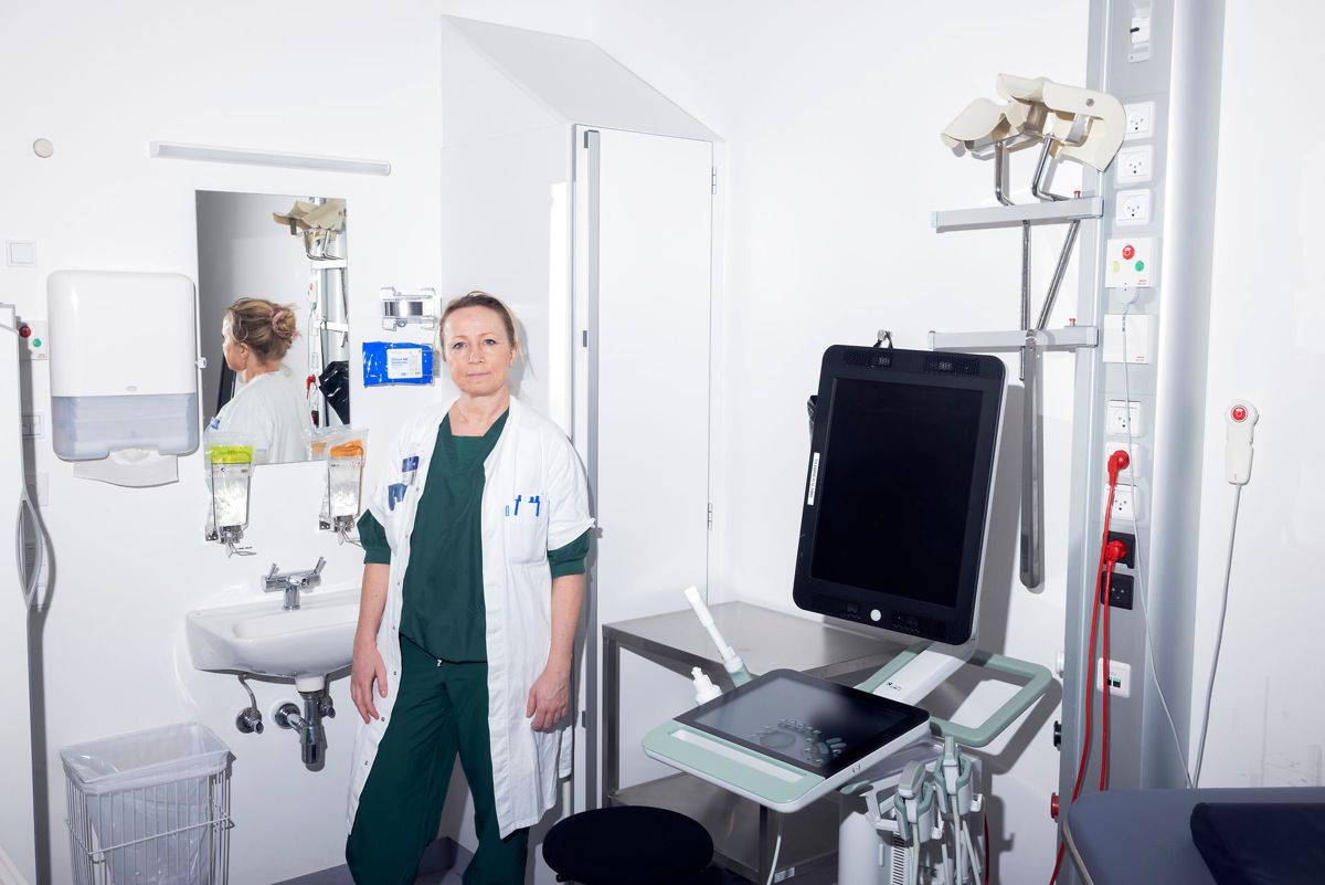 Signe Sofienberg Harving, der er kirurg på afdeling for urinvejssygdomme på Herlev og Gentofte Hospital, opererer markant mindre, end hun er vant til, på grund af manglen på sygeplejersker.