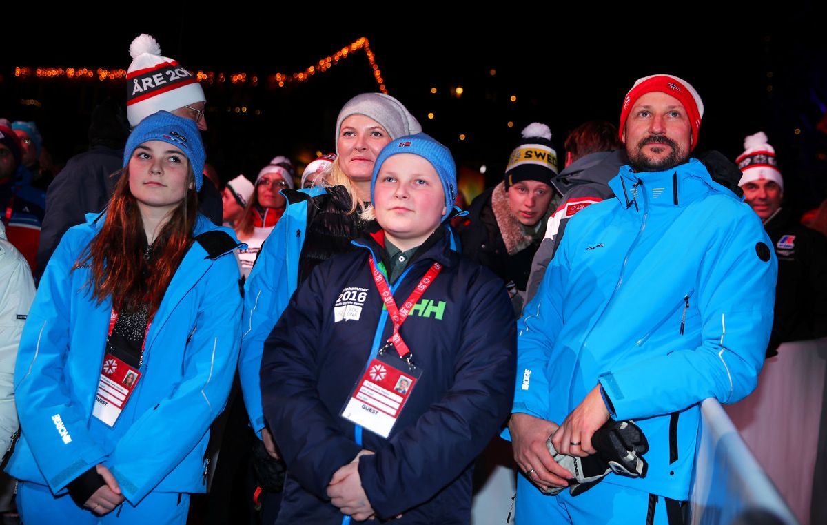 Den norske kronprinsfamilie deler interessen for skisport. Her ses de på tilskuerpladserne ved det alpine VM i Sverige i 2019.