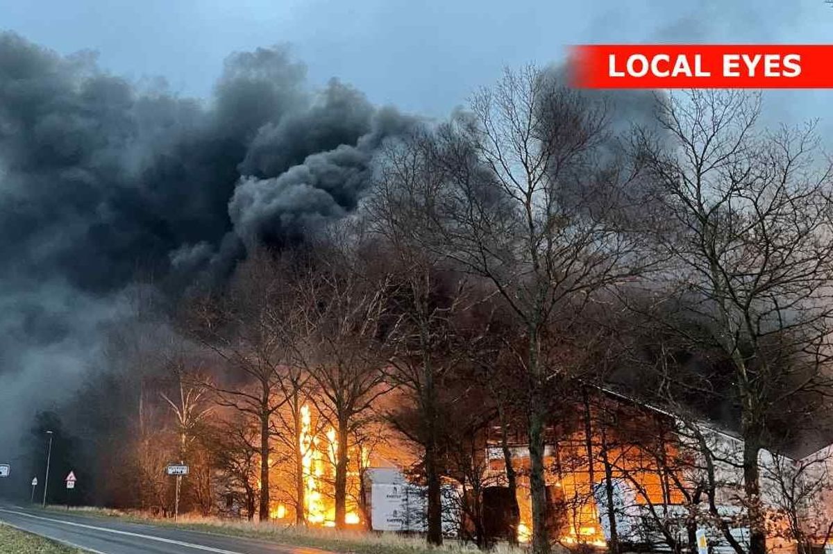 Branden udviklede kraftig sort røg, som beboere i området blev advaret om.