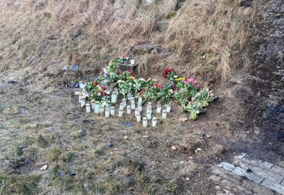 Der er oprettet et mindested for den 19-årige ved broen, hvor han mistede livet tirsdag