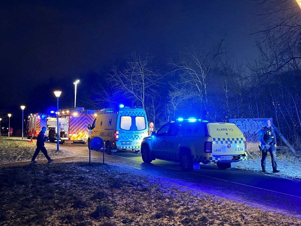 Et træ er væltet ned over en person på Vandtårnsvej i Gladsaxe, forlyder det