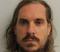 Betjent filmede intetanende kvinder