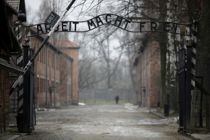 Turist anholdt i Auschwitz for nazi-hilsen