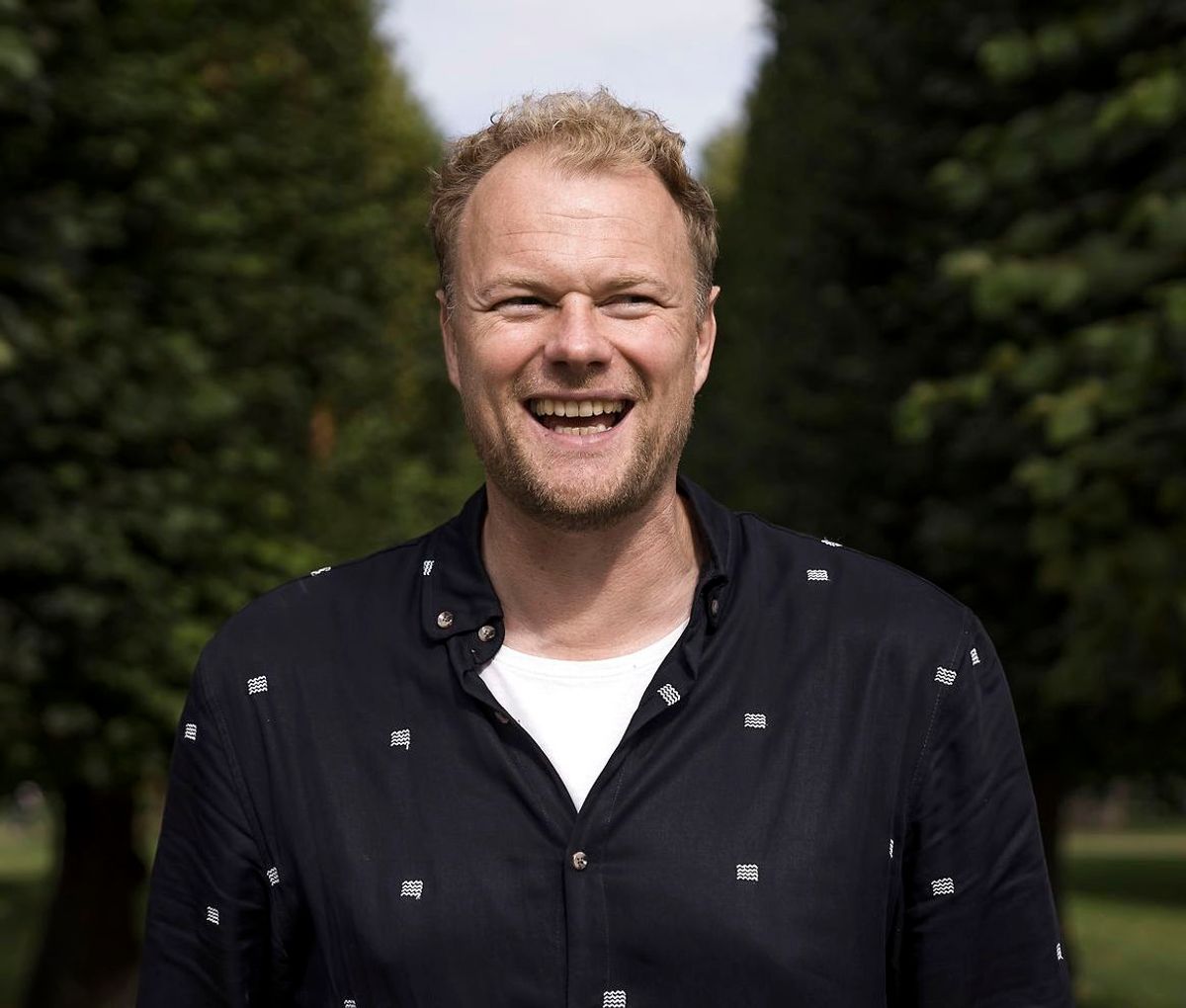 Tv-vært Christian Degn og kæresten slår pjalterne sammen.