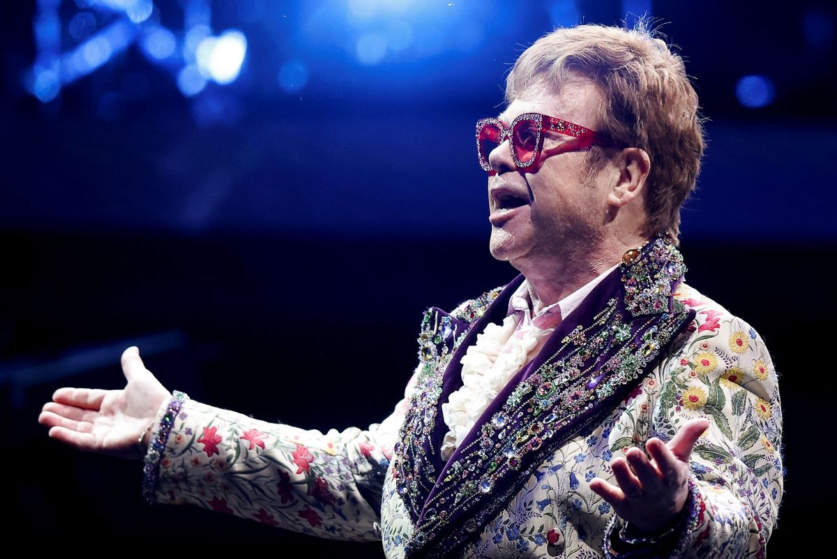 Elton John der er i fuld gang med sin definitive afskedsturne, må nu udsætte to koncerter efter han er blevet ramt af corona.