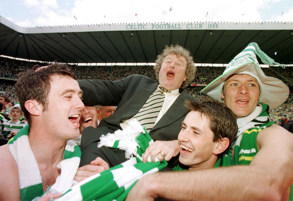 Wim Jansen hyldes af sin Celtic-spillere da mesterskabet efter mesterskabet var kommet i hus den 9. maj 1998. Til højre i billedet er det danske Marc Rieper.