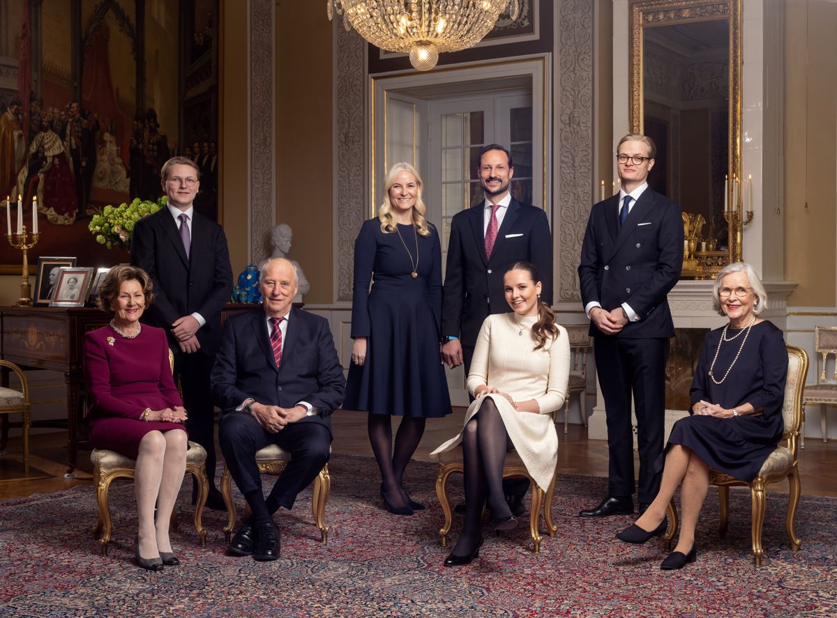 Familien samlet i anledning prinsessens 18-årsdag: Siddende fra venstre er det dronning Sonja, kong Harald, prinsesse Ingrid Alexandra og Marit Tjessem. Stående fra ventre: prins Sverre Magnus, kronprins Haakon, kronprinsesse Mette-Marit og Marius Borg Høiby.