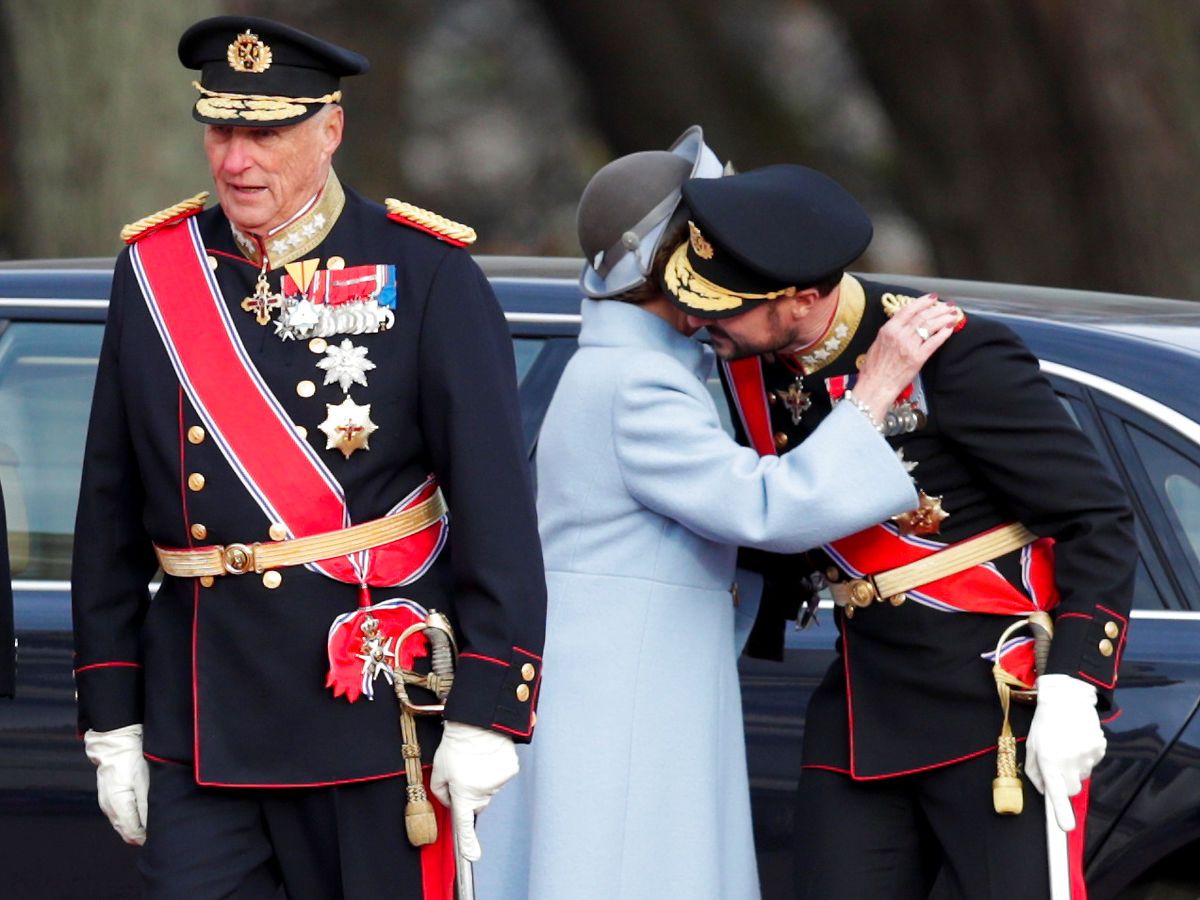 Norges Kong Harald, dronning Sonja og kronprins Haakon har mødtes med en formentlig coronasmittet minister.