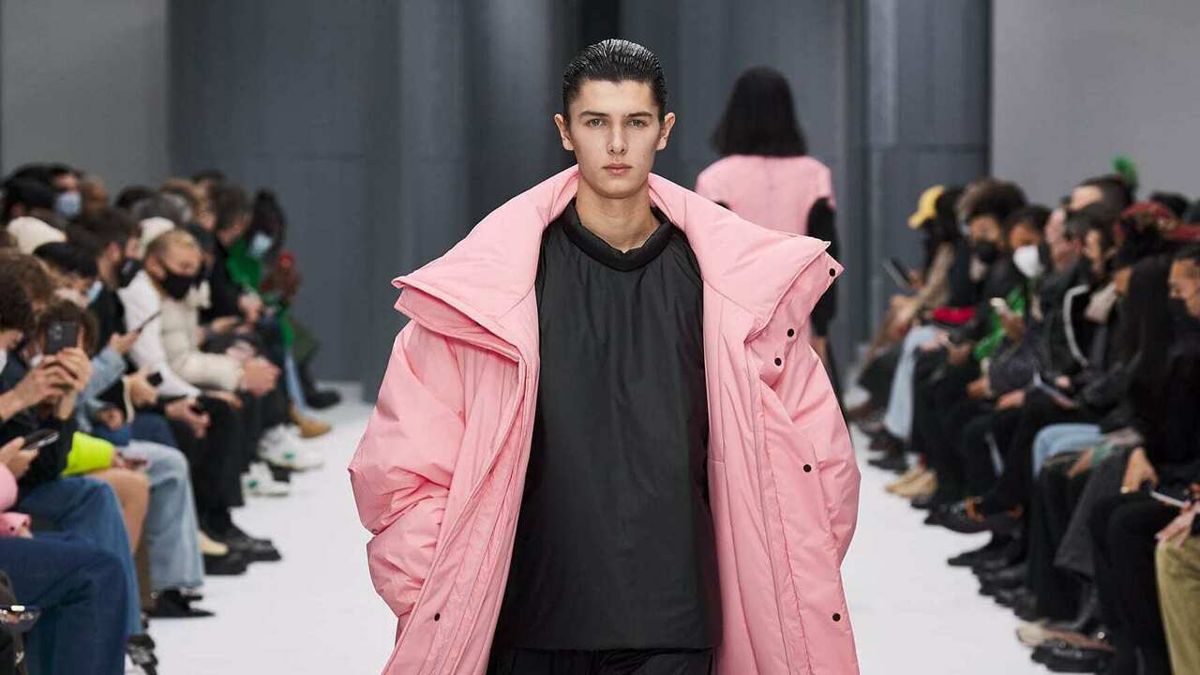 Se videoen her over, hvor prins Nikolai lukker og slukker Rains show ved Paris Men's Fashion Week AW22.