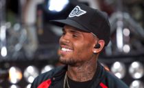 Sanger anklaget for voldtægt