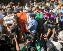 To dages landesorg efter sangerindes død