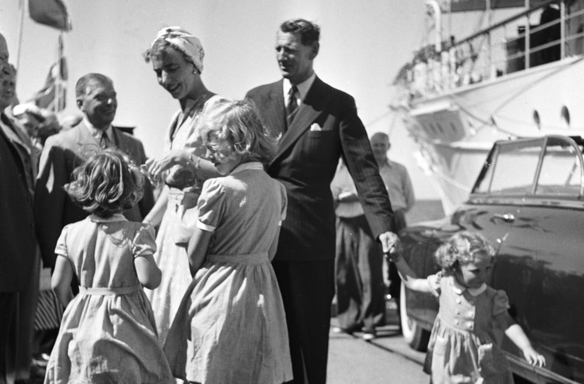 Fra en svunden tid. Kong Frederik 9. og dronning Ingrid ses her sammen med deres tre døtre, Margrethe, Benekite og Anne-Marie under et sommertogt med Kongeskibet Dannebrog.