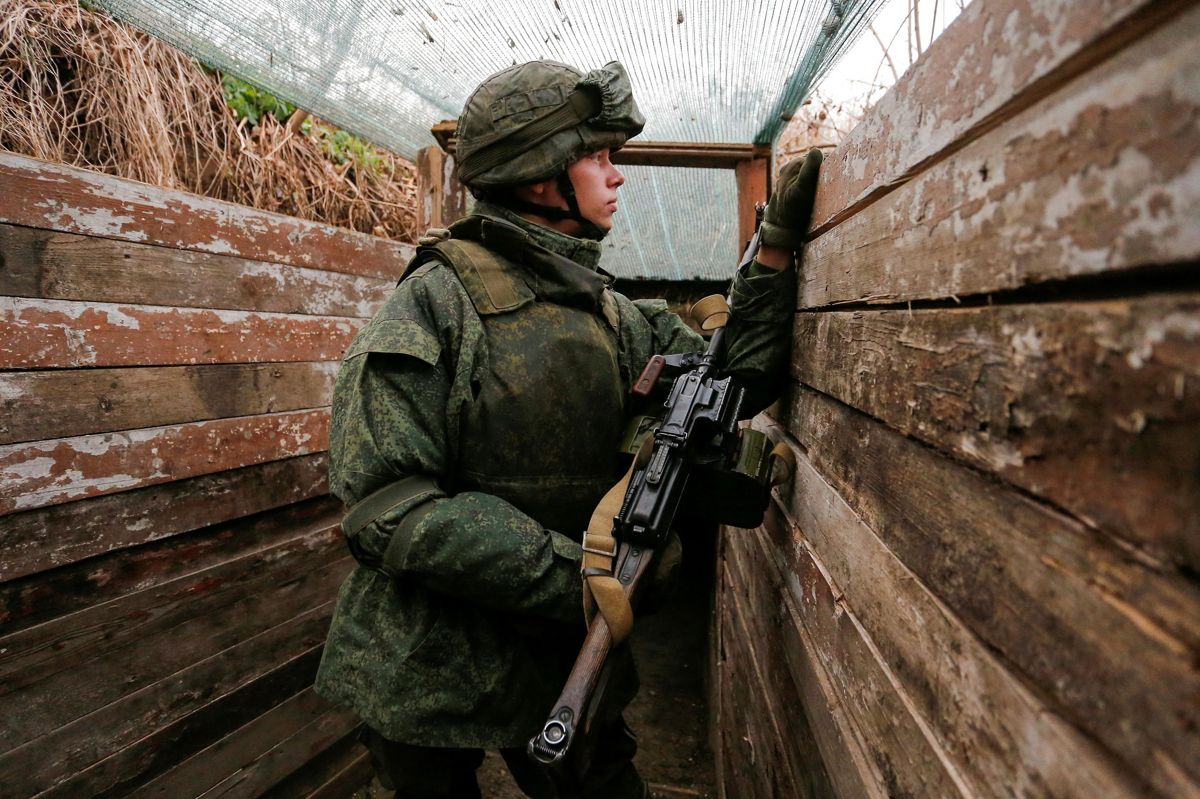 Russisk-støttede separatister har været i konflikt med den ukrainske hær siden 2014, hvor de gjorde oprør i det østlige Ukraine og udråbte regionerne Donetsk og Lugansk som folkerepublikker.